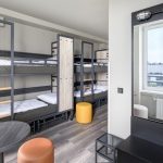 Minimalizm z industrialną nutą: hostel A&O Wola