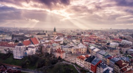 Odkryj 9 polskich atrakcji turystycznych, o których nie miałeś pojęcia Podróże, LIFESTYLE - Tegoroczne wakacje to okazja, by ruszyć w Polskę w poszukiwaniu miejsc o niepowtarzalnym klimacie. Mniejsza niż zwykle liczba zagranicznych turystów daje szansę na to, by uniknąć tłoku i w pełni cieszyć się miejską eksploracją, wspierając zarazem to, co lokalne.