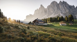 Dystans społeczny podczas wakacji – w Dolomitach to naturalna sprawa! Podróże, LIFESTYLE - Po miesiącach spędzonych w zamknięciu z powodu pandemii, coraz chętniej spędzamy czas na wolnym powietrzu. Miejsca oddalone od aglomeracji miejskich,pozwalają nam znowu cieszyć się naturą. Wiele takich miejsc znajdziemy w Południowych Tyrolu.
