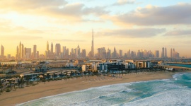Odwiedź Dubaj – bezpieczne i tętniące życiem miasto Podróże, LIFESTYLE - Jeśli szukasz opcji na bezpieczne i interesujące wakacje, Dubaj wydaje się idealnym rozwiązaniem. Możesz skorzystać z bezpiecznych i wygodnych połączeń lotniczych liniami Emirates z Warszawy do Dubaju.