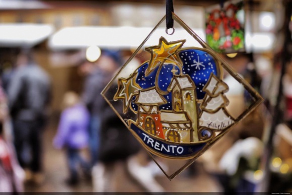 Włoskie tradycje świąteczne. Odkryj bożonarodzeniowe smaki regionu Trentino Podróże, LIFESTYLE - Spragnieni odkrywania świata, nawet pozostając w Święta w domu, nadal możemy przeżyć je magicznie, poznając tradycje włoskiego Bożego Narodzenia. Każdy region zachował tam odrębne zwyczaje oraz wyjątkową kuchnię. Wielkie bogactwo smaków odnajdziemy w alpejskim regionie Trentino.