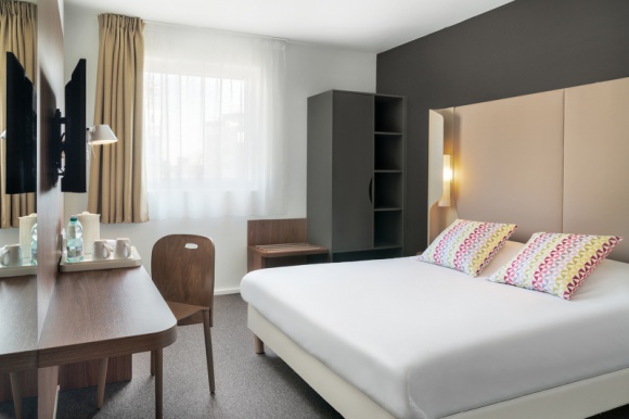 Wyjazd służbowy w czasie pandemii: na co zwracać uwagę, wybierając hotel? Podróże, LIFESTYLE - Podróż służbowa wiąże się obecnie ze szczególnym ryzykiem. Dlatego tak ważne jest zachowanie niezbędnych środków ostrożności. W tym kontekście wybór noclegu w bezpiecznym hotelu to sprawa podstawowa. Oto kilka rzeczy, na które warto zwrócić uwagę przed dokonaniem rezerwacji.